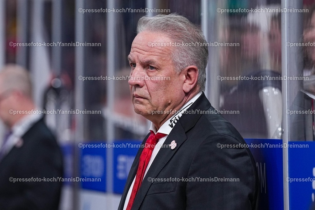 xYDRx12122501089 | 12.12.2025, xydrx, Eishockey, DEL2, Düsseldorfer EG - Bietigheim Steelers, PSD Bank Dome Düsseldorf: Rich Chernomaz (Cheftrainer Düsseldorfer EG)Photo: xYannisxDreimannxPressefotoKochx