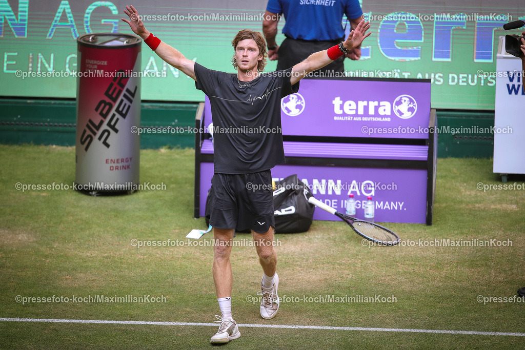 TWO24062303044 | 24.06.2023, Halle (Westfalen), Tennis, 30. TERRA WORTMANN OPEN, ATP500, OWL Arena, Halbfinale Einzel, Andrey Rublev (RU) jubelt nach dem Sieg