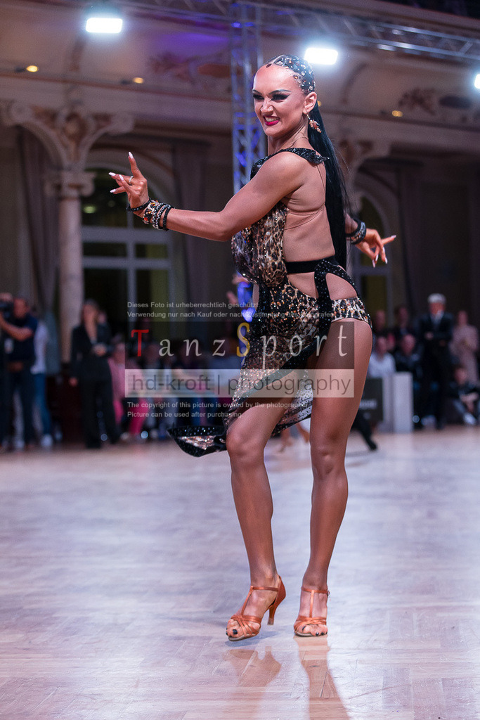 20240706_WDSF_WO_Latin_11824 | Tanzsportbilder, Standardtanz, Lateintanz, WDSF, DTV, LTVB, dancecomp, goc, hessen tanzt, blaues band der spree, walzer, tango, wiener walzer, slowfox, quickstepp, samba, rumba, cha-cha-cha, paso doble. jive, hd-kroft photography, turniertanzsport