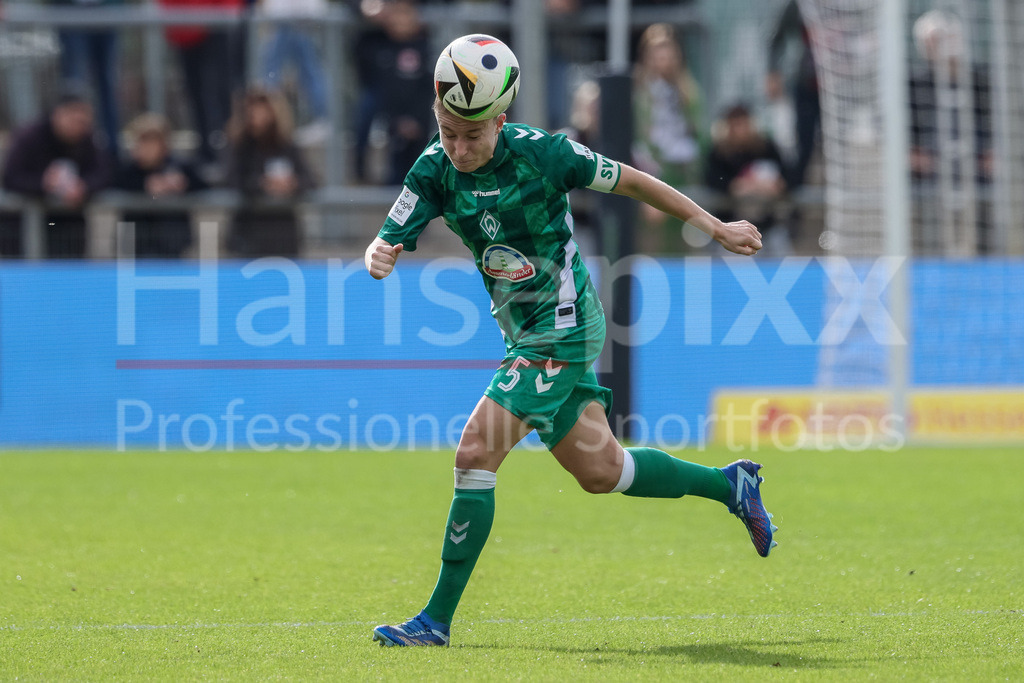 Fussball, Google Pixel Frauen-Bundesliga, Eintracht Frankfurt - SV Werder Bremen | v.li.: Michelle Ulbrich (SV Werder Bremen, 5) beim Kopfball, Aktion, Action, Spielszene, am Ball, Freisteller, Einzelbild, Ganzkörper, Aktion, Action, Spielszene, DIE DFB-RICHTLINIEN UNTERSAGEN JEGLICHE NUTZUNG VON FOTOS ALS SEQUENZBILDER UND/ODER VIDEOÄHNLICHE FOTOSTRECKEN. DFB REGULATIONS PROHIBIT ANY USE OF PHOTOGRAPHS AS IMAGE SEQUENCES AND/OR QUASI-VIDEO.