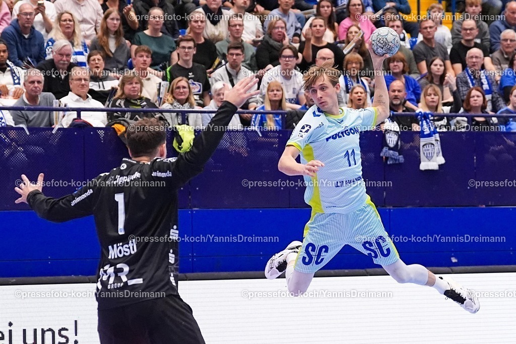 xYDRx05112501136 | 05.11.2025, xydrx, Handball, Achtelfinale DHB Pokal, TBV Lemgo Lippe - VfL Gummersbach, PHOENIX Contact-Arena: Mathis Haeseler (VfL Gummersbach #11) beim Wurf auf das Tor von Constantin Moestl (TBV Lemgo Lippe #1)