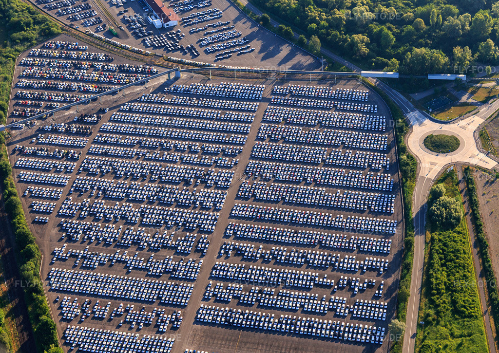 Luftbild: aRCHICUB - Abstellplatz zum Import von LKW und PKW der Walon in Lauterbourg im Bundesland Bas-Rhin in Frankreich.Foto: IMG_100951.jpg vom 17.06.2017 durch Werner Riehm/FLY-FOTO.deAuflösung des Originals: 4762 x 3372 pxSolutions logistiques pour l'industrie: