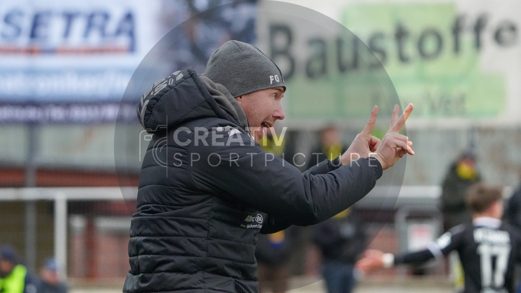 Fußball, Herren, Saison 2025/2026, Regionalliga Nordost, 18. Spieltag, FSV 63 Luckenwalde vs. FC Rot-Weiß Erfurt, Samstag 06.12.2025, Werner-Seelenbinder-Stadion Luckenwalde, | Fußball, Herren, Saison 2025/2026, Regionalliga Nordost, 18. Spieltag, FSV 63 Luckenwalde vs. FC Rot-Weiß Erfurt, Samstag 06.12.2025, Werner-Seelenbinder-Stadion Luckenwalde, Im Bild: Franz Gerber (Trainer Erfurt) aktiv an der Seitenlinie. - Realisiert mit Pictrs.com