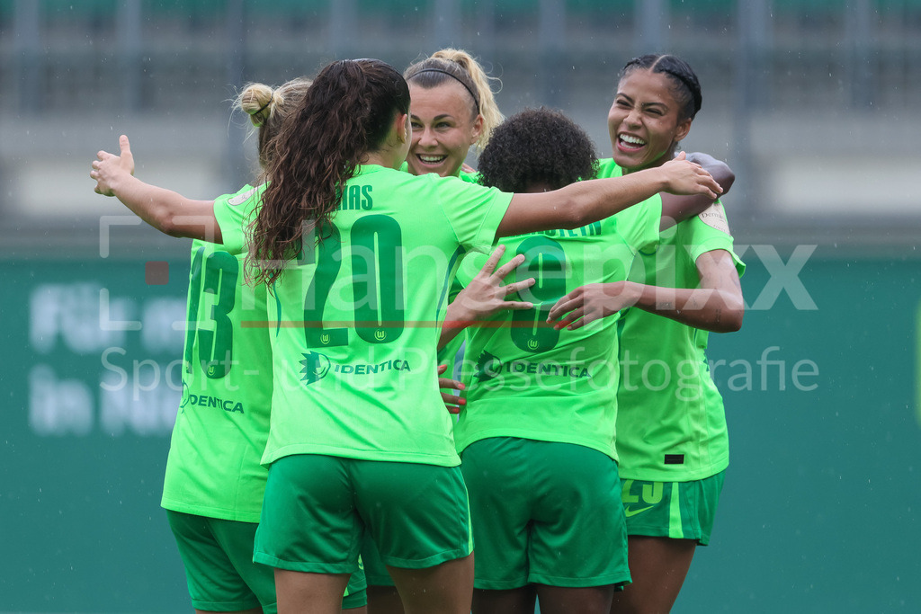 Fussball, Testspiel Frauen, VfL Wolfsburg - PSV Eindhoven | v.li.: Spielerinnen vom VfL Wolfsburg mit Torjubel, Jubel, jubeln, jubelt, optimistisch, Spielszene, Highlight, Freude über das Tor zum 1:0