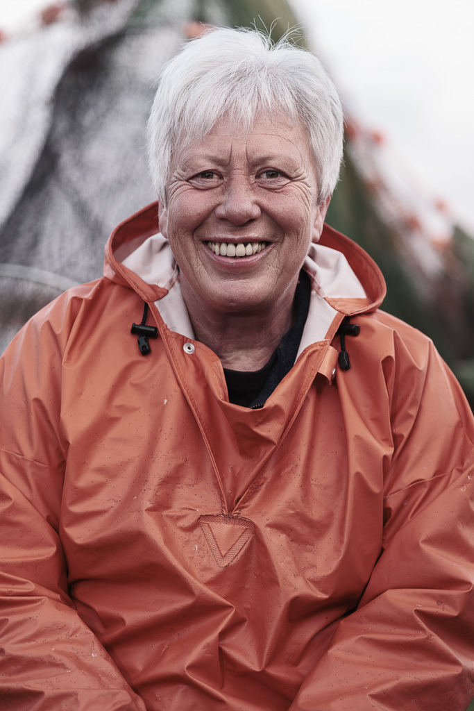 zeitenwende-farbe-02-08 | Sabine Ross, die Frau des 1. Ältermannes der Holmer Fischerzunft, kümmert sich um den regelmäßigen Fischverkauf der Familie am Schleswiger Hafen. - Realisiert mit Pictrs.com