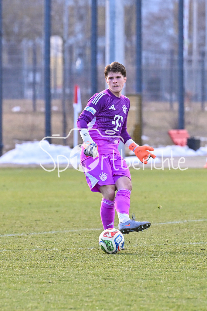 FC Bayern Amateure - FC Viktoria Pilsen U23 | MUNICH, GERMANY - 03. FEBRUARY: am Ball Jannis Gerhard BÄRTL (FC Bayern München II 18) / Einzelfoto / Freisteller / während dem Testspiel zwischen den Amateuren des FC Bayern und dem FC Viktoria Pilsen B am FC Bayern Campus
