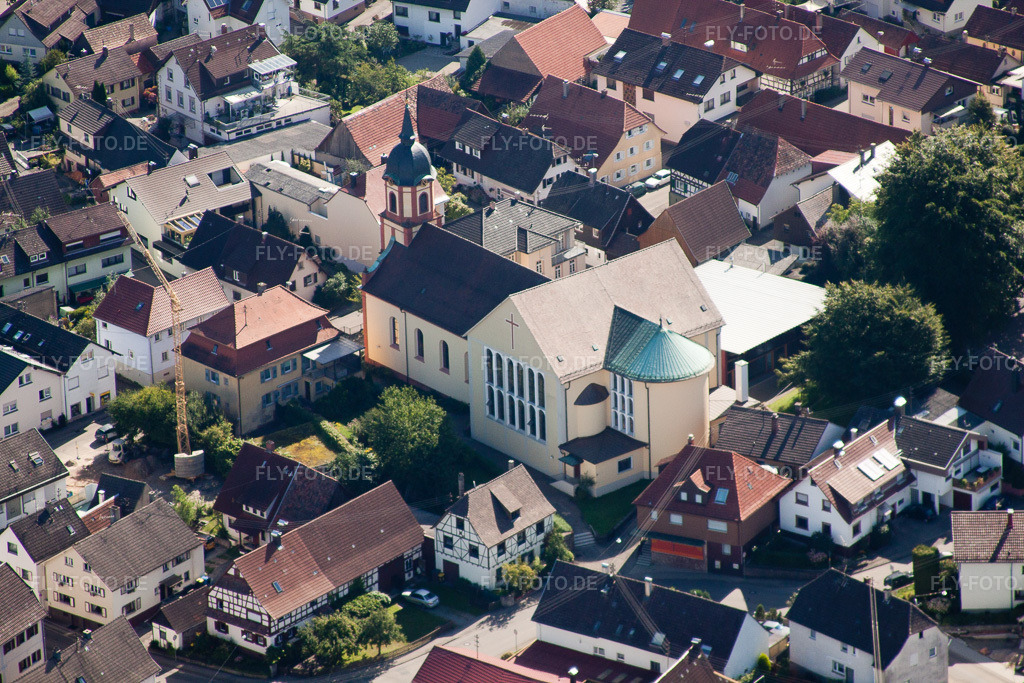Luftbild: Kirchengebäude von St. Bartholomäus im Dorfkern im Ortsteil Haueneberstein in Baden-Baden im Bundesland Baden-Württemberg in Deutschland. Foto: IMG_31879.jpg vom 20.08.2010 durch Werner Riehm/FLY-FOTO.de
