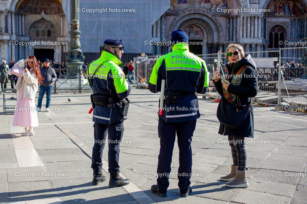 Italien_ Venedig_ 03.03.2025-9 | 03.03.2025, Italien, ITA, Venetien, Venedig, im Bild Venedig, Stadtansichten, Touristen, Reisefeature, Karneval, Masken, maskiert, venezianisch, Reise, Venedig, Venezia, Venetien, Stadtansicht, Campanile, Canale Grande, Markusplatz, Markuskirche, Touristen, Gondel, Gondolere, Faehre, Motorboot, Wassertaxi, Vaporetto, Adria, Lagune, Pfahlbauten, Bruecke, Rialtobruecke, La Gondola, Dogenpalast, Italien, Creativ, Kreativ