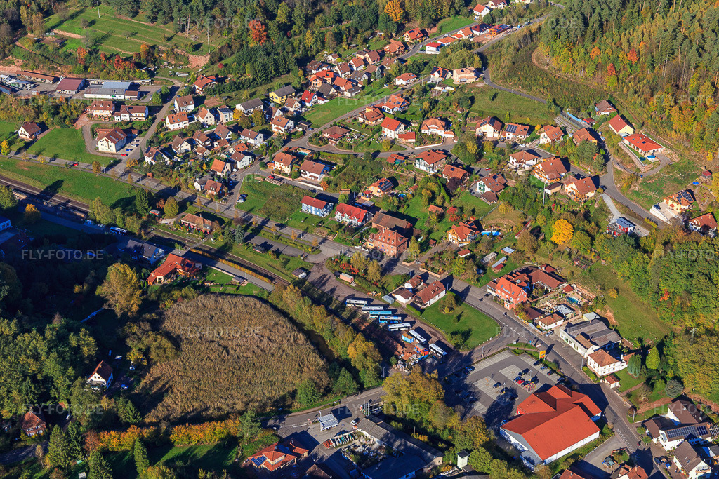 Luftbild: Netto Marken-Discount und Bus-Bahnhof in Bundenthal im Bundesland Rheinland-Pfalz in Deutschland. Foto: IMG_103902.jpg vom 14.10.2017 durch Werner Riehm/FLY-FOTO.deWWW.NETTO-ONLINE.DE