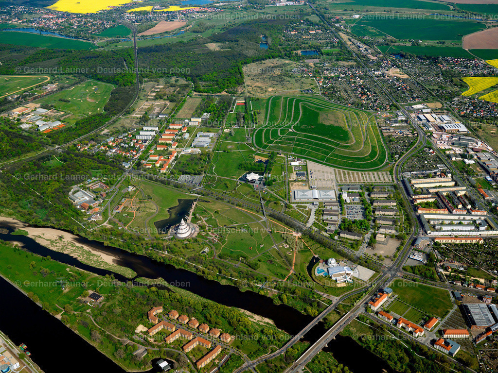2709309 | Der Elbauenpark ist ein Familien- und Freizeitpark im Nordosten von Magdeburg. Das Parkgelände ist etwa 100 Hektar groß und besteht aus den Teilen Kleiner Anger und Großer Anger, die durch die verkehrsreiche Herrenkrugstraße getrennt, aber mit einer Fußgängerbrücke verbunden sind