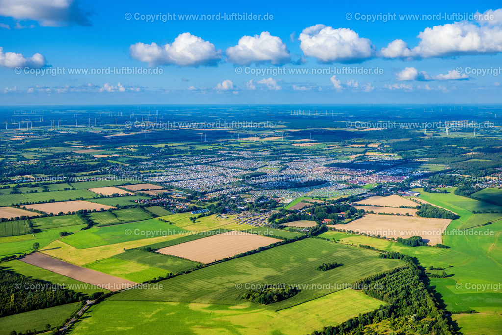 Wacken_Musik_Festival_ELS_5234060822 | WACKEN 06.08.2022 Besucher des Wacken Musik- Festivals auf dem Veranstaltungs- Konzertgelände an der Norderstraße in Wacken im Bundesland Schleswig-Holstein, Deutschland. Weiterführende Informationen bei: CTS EVENTIM AG & Co. KGaA,  ICS Festival Service GmbH,  SH Promotion GmbH&amp;Co.KG. // Participants in the Wacken music festival on the event concert area on street Norderstrasse in Wacken in the state Schleswig-Holstein, Germany. Further information at: CTS EVENTIM AG & Co. KGaA,  ICS Festival Service GmbH,  SH Promotion GmbH&amp;Co.KG. Foto: Martin Elsen
