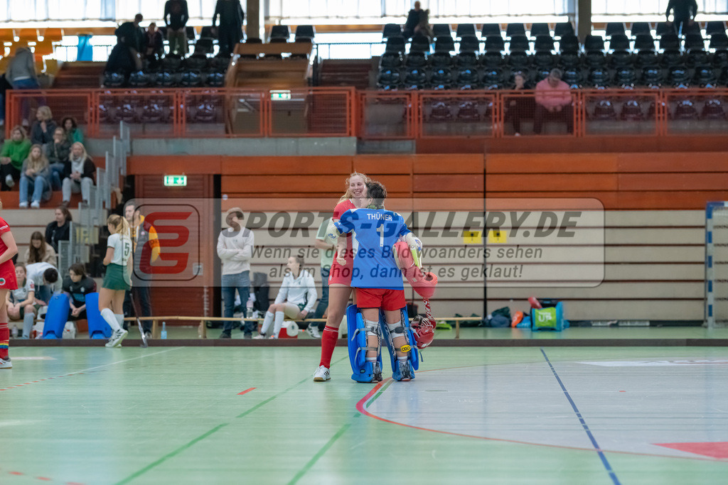 HK_20230108_102625 | 1. Bundesliga ( Halle ) Damen Crefelder HTC - Uhlenhorst Mülheim am 8.1.2023 Crefelder HTC  ( CHTC ), Krefeld , Sonja Thüner Torfrau ( Crefelder HTc #1 ) , Küskes Anna ( Crefelder HTC #44 )