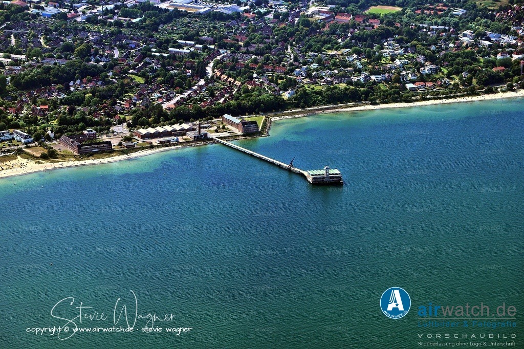 Luftbild Eckernförde - Die Wehrtechnische Dienststelle für Schiffe und Marinewaffen, Maritime Technologie und Forschung (WTD 71) | Die Wehrtechnische Dienststelle für Schiffe und Marinewaffen, Maritime Technologie und Forschung (WTD 71) ist eine zivile Dienststelle der Bundeswehr mit Sitz in Eckernförde, Schleswig-Holstein, und untersteht dem Bundesamt für Ausrüstung, Informationstechnik und Nutzung der Bundeswehr (BAAINBw). Sie wurde 1912 als Torpedoversuchsanstalt gegründet und hat sich seitdem zu einer zentralen Einrichtung für maritische Wehrtechnik und Forschung entwickelt.