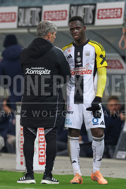 Austrian Bundesliga: Grazer AK 1902 vs LASK | GRAZ, AUSTRIA, 13.DEC.25 - SOCCER - ADMIRAL Bundesliga, Grazer AK 1902 vs LASK. The image shows head coach Didi Kuehbauer and Ismaila Coulibaly (Lask).