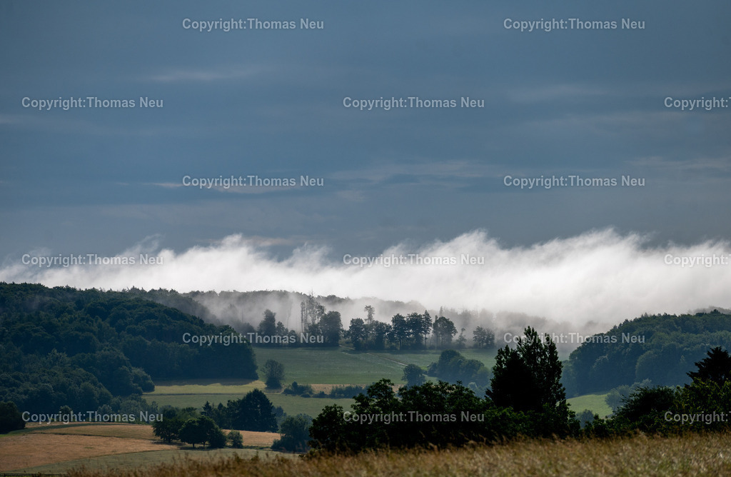 DSC_1199 |  Mystischer Nebel über den Baumkronen zwischen Gadernheim und Kolmbach, Frühmorgendlicher Nebel zieht über die Felder und Wälder zwischen Gadernheim und Kolmbach im Odenwald. Die diffusen Lichtverhältnisse unterstreichen die besondere Atmosphäre dieser Landschaftsaufnahme., Bild: Thomas Neu