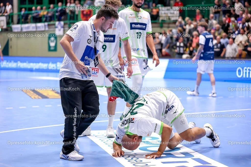 BHC09102501061 | 09.10.2025, Handball, HBL, Bergischer HC - HSG Wetzlar, Unihalle Wuppertal: David Cyrill Akakpo (HSG Wetzlar #20) mit Schmerzen auf dem Spielfeld nach dem Foulspiel von Gerdas Babarskas (BHC #14) 