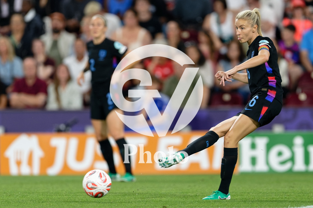 England v Italy - UEFA Women's EURO 2025 Semi-Final | GENEVA, SWITZERLAND - JULY 22:  Leah Williamson of England passes the ball  during the UEFA Women's EURO 2025 Semi-Final match between England and Italy at Stade de Geneve on July 22, 2025 in Geneva, Switzerland. (Photo by Giuseppe Velletri/Sports Press Photo/Getty Images)