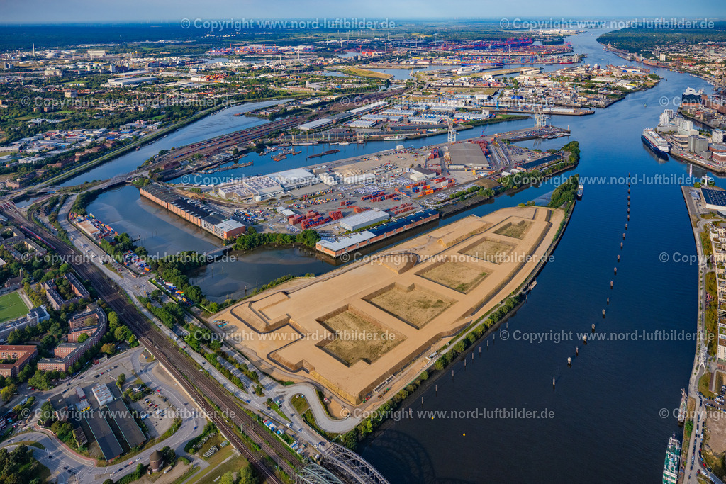 Hamburg_Veddel_Kleiner_Grasbrook_ELS_7370200925 | HAMBURG 20.09.2025 Abriß- und Erdarbeiten auf dem Gelände der ehemaligen Logistikzentrum- Ruine Überseezentrum am Schuhmacherwerder - Moldauhafen im Ortsteil Kleiner Grasbrook in Hamburg, Deutschland. Weiterführende Informationen bei: EGGERS Tiefbau GmbH,  HPA Hamburg Port Authority. // Demolition work on the site of the former logistics center ruin Ueberseezentrum on Schuhmacherwerder - Moldauhafen in the district Kleiner Grasbrook in Hamburg, Germany. Further information at: EGGERS Tiefbau GmbH,  HPA Hamburg Port Authority. Foto: Martin Elsen