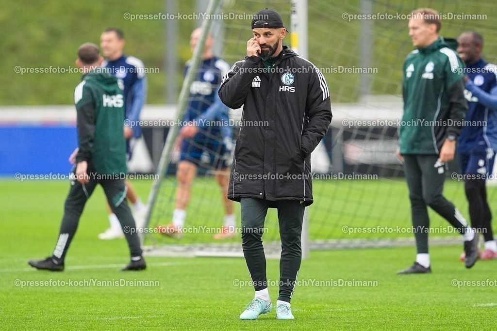 xYDR08102501025 | 08.10.2025, xydrx, Fußball, Öffentliches Training FC Schalke 04: Miron Muslic (Cheftrainer FC Schalke 04)