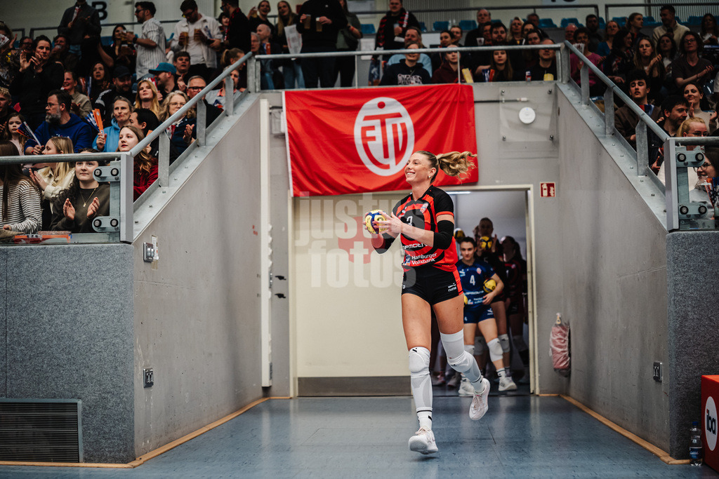 Volleyball | Frauen | Saison 2025/2026 | Volleyball Bundesliga | ETV Hamburger Volksbank Volleys vs. VC Wiesbaden | 14.03.2026 | Lina Köster (#3, ETV Hamburger Volksbank Volleys) beim Einlauf in die Arena