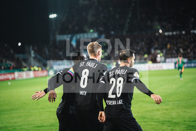 DFB-Pokal: St. Pauli vs. TSG Hoffenheim, 28.10.2025 | HAMBURG, GERMANY - OCTOBER 28: goal, celebration  during the DFB-Pokal match between DFB-Pokal: St. Pauli vs. TSG Hoffenheim at Millerntor-Stadion on round 2 of the DFB-Pokal on October 28, 2025 in Hamburg, Germany. DFL REGULATIONS PROHIBIT ANY USE OF PHOTOGRAPHS AS IMAGE SEQUENCES AND/OR QUASI-VIDEO. - Realisiert mit Pictrs.com