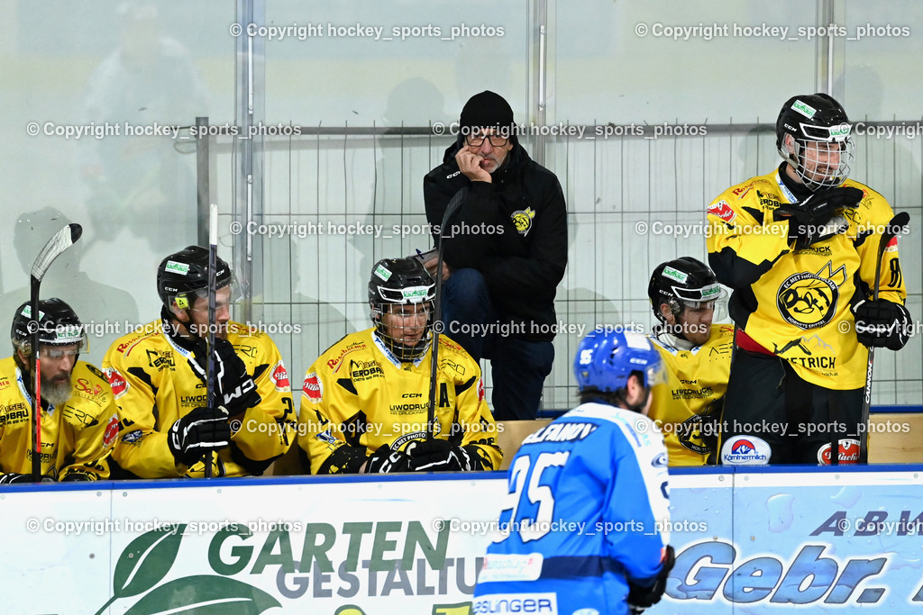 ESC SPARKASSE STEINDORF vs. MET PHOTOVOLTAIK HORNETS SPITTAL | Spielerbank EC Hornets Spittal, Headcoach EC Hornets Spittal Winkler Hans, hängende Köpfe, ESC SPARKASSE STEINDORF vs. MET PHOTOVOLTAIK HORNETS SPITTAL, ESC SPARKASSE STEINDORF vs. MET PHOTOVOLTAIK HORNETS SPITTAL am 22.11.2025 in Steindorf (Ossiachersee Halle), Austria, (Photo by Bernd Stefan)