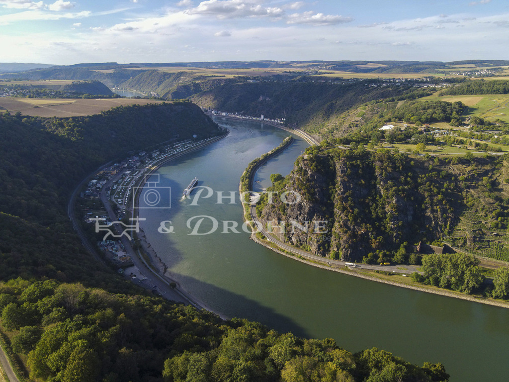 Loreley-1440 | Die Loreley ist Deutschlands wohl bekanntester Felsen und zieht jedes Jahr tausende von Touristen aus aller Welt an. Hier an der Loreley gibt es nicht nur Sagen und Legenden. Hier an der Stelle ist der Rhein am schmälsten und am tiefsten und es gab jeher viele Schiffsunfälle. - Realisiert mit Pictrs.com