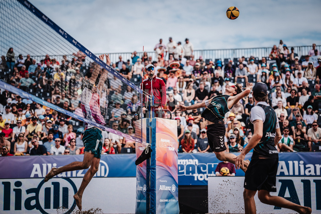 Beachvolleyball | Männer | Deutsche Meisterschaften 2025 Timmendorfer Strand | 05.09.2025 | rechts Lui Wüst beim Angriff gegen links Niklas Held