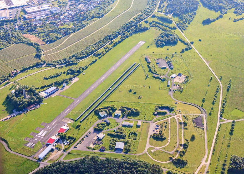 Luftbild: Flugplatz Würzburg-Schenkenturm - EDFW im Ortsteil Dürrbachtal in Würzburg im Bundesland Bayern in Deutschland. Foto: IMG_66214.jpg vom 30.05.2014 durch Werner Riehm/FLY-FOTO.deAuflösung des Originals: 4449 x 3168 pxWWW.FSCW.DE
