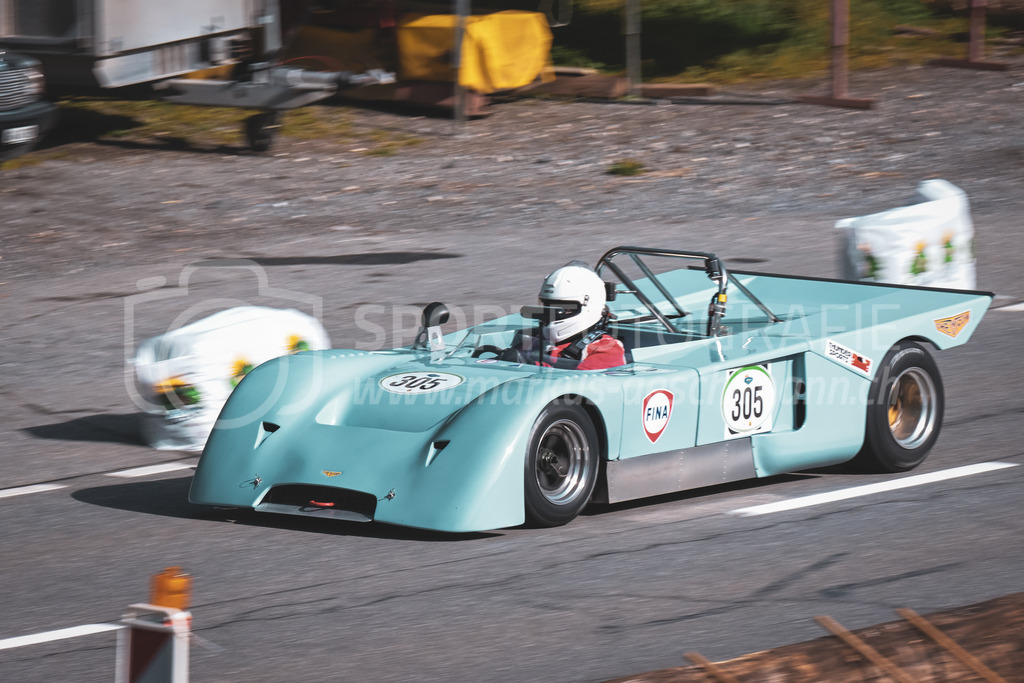 21. Arosa ClassicCar 2025 - 7. =September= 2025 | Hans Uhlmann aus Horgen (SUI) in einem Chevron B19 aus dem Jahre 1971 mit Startnummer 305 am Arosa ClassicCar 2025 in der Kategorie Sport Trophy..@arosaclassiccar, @arosa.official, #arosaclassiccar, #arosa, #76curves, #classiccarBild: Sportfotografie Markus Aeschimann | www.markus-aeschimann.ch - Realisiert mit Pictrs.com