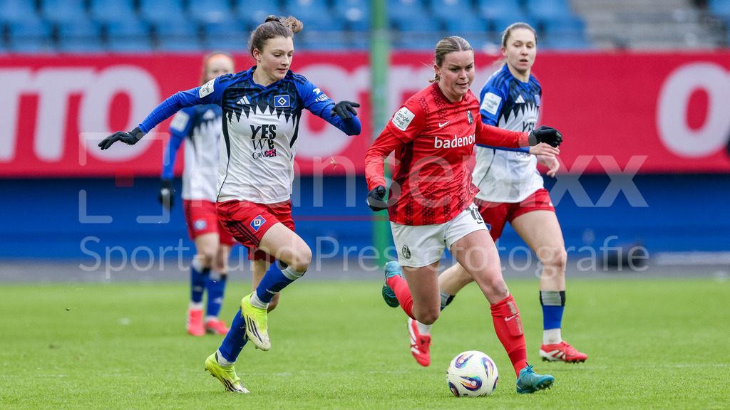 Fussball, Google Pixel Frauen-Bundesliga, Hamburger SV - SC Freiburg | v.li.: Lotta Wrede (Hamburger SV, HSV, 32) und Greta Stegemann (SC Freiburg, 16) im Zweikampf, Duell, Dynamik, Aktion, Action, Spielszene, DIE DFB-RICHTLINIEN UNTERSAGEN JEGLICHE NUTZUNG VON FOTOS ALS SEQUENZBILDER UND/ODER VIDEOÄHNLICHE FOTOSTRECKEN. DFB REGULATIONS PROHIBIT ANY USE OF PHOTOGRAPHS AS IMAGE SEQUENCES AND/OR QUASI-VIDEO.