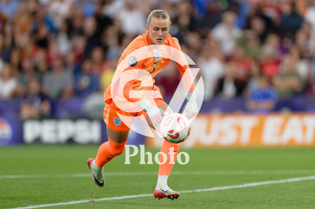 England v Italy - UEFA Women's EURO 2025 Semi-Final | GENEVA, SWITZERLAND - JULY 22:  Hannah Hampton of England making a save during the UEFA Women's EURO 2025 Semi-Final match between England and Italy at Stade de Geneve on July 22, 2025 in Geneva, Switzerland. (Photo by Giuseppe Velletri/Sports Press Photo/Getty Images)