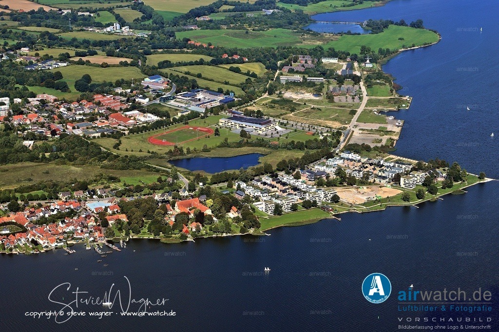 Luftbild Schleswig, Auf der Freiheit, Kaserne Auf der Freiheit, Muehle Nicola, Auf der Freiheit | Nach dem Zweiten Weltkrieg wurde sie von britischen Truppen als Caterham Barracks genutzt, bevor norwegische Streitkräfte dort bis 1953 stationiert waren. Ab 1956 übernahm die Bundeswehr die Kaserne und nutzte sie bis zur endgültigen Schließung im Jahr 2003