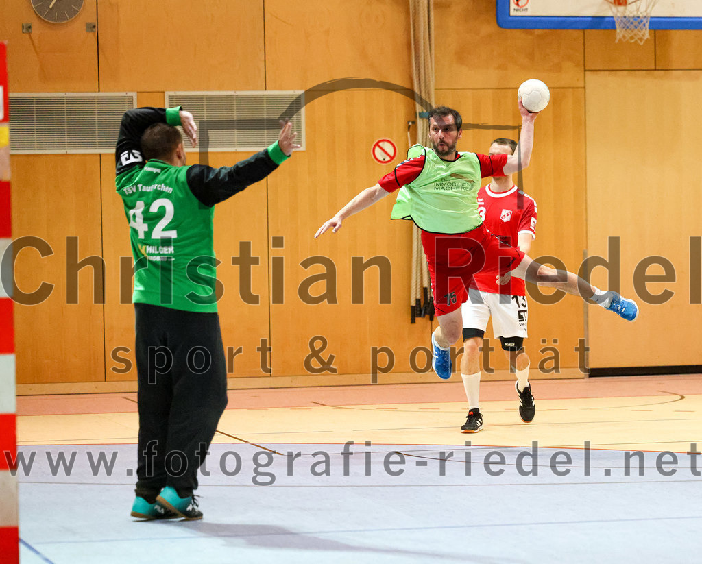 2022-10-01_028_SpVgg_Altenerding_II_gegen_TSV_Taufkirchen-Vils | Erding, Deutschland, 01.10.2022:
Handball, Bezirksklasse Männer 2022 / 2023, 1. Spieltag, SpVgg Altenerding II gegen TSV Taufkirchen/Vils, Endergebnis: 21:32

Florian Lehner (TSV Taufkirchen/Vils, #42), Nadi Özdemir (SpVgg Altenerding, #75), Tobias Huber (TSV Taufkirchen/Vils, #13)

Foto: Christian Riedel / fotografie-riedel.net