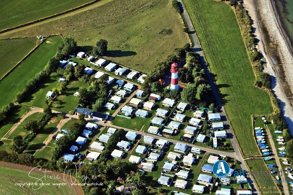 Luftbild Leuchtturm Falshöft - Der Leuchtturm Falshöft befindet sich an der Ostsee bei Pommerby | Das Leuchtfeuer wurde am 1. März 2002 vom damaligen Wasser- und Schifffahrtsamt Lübeck außer Betrieb gesetzt, da die terrestrische Navigation in dem Küstenabschnitt mit den verbliebenen Seeschifffahrtszeichen Kegnæs Fyr und Leuchtturm Kalkgrund als hinreichend ermöglicht erachtet wurde. Die Entscheidung erfolgte im Einvernehmen mit der dänischen Verwaltung.