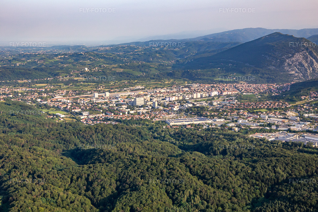Luftbild: Ortsansicht von Südosten in Nova Gorica im Bundesland Slowenien in Slowenien. Foto: IMG_137629.jpg vom 16.07.2023 durch Werner Riehm/FLY-FOTO.de