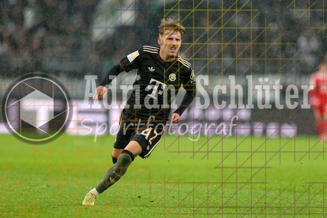 Borussia Mönchengladbach vs FC Bayern München - Bundesliga  | Mönchengladbach, Deutschland, 25.10.25:   Lennart Karl (FC Bayern München) schaut waehrend des Spiels der Bundesliga zwischen Borussia Mönchengladbach vs FC Bayern München im Stadion im Borussia Park(Foto von Brauer-Fotoagentur / Adrian Schlueter)