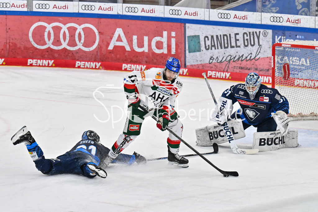 ERC Ingolstadt - Augsburger Panther  | v. l. Riley SHEEN (ERC Ingolstadt #91), Mick KOEHLER (Augsburger Panther #11) und Devin WILLIAMS (ERC Ingolstadt #31) / DEL: ERC Ingolsdtadt - Augsburger Panther, Saturn Arena am 10.01.2025