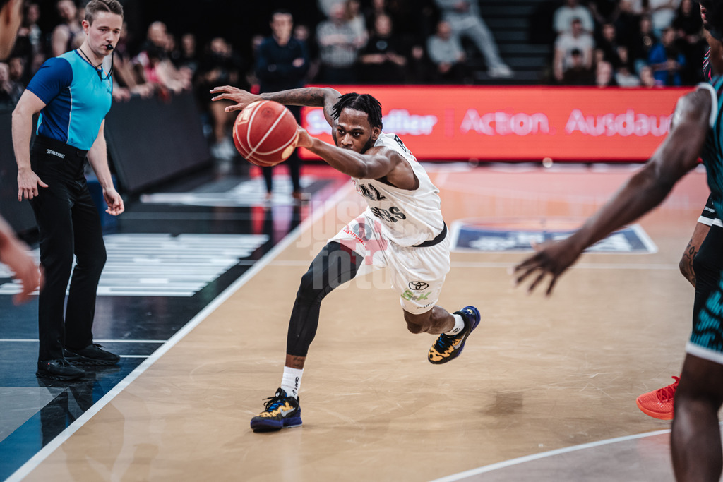 Basketball | Männer | Saison 2023/2024 | easyCredit Basketball Bundesliga | Veolia Towers Hamburg vs. Telekom Baskets Bonn | 03.02.2024 | Aljami Durham (#42, Veolia Towers Hamburg) hechtet dem Ball nach