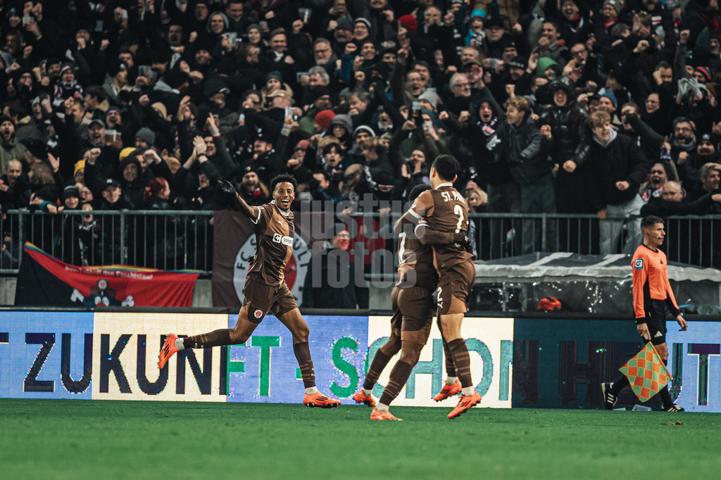 Fußball | Männer | Saison 2024/2025  | Fußball-Bundesliga | 12. Spieltag | FC St. Pauli vs. Holstein Kiel | 29.11.2024 | Morgan Guilavogui (#29, FC St. Pauli) jubelt nach seinem Tor