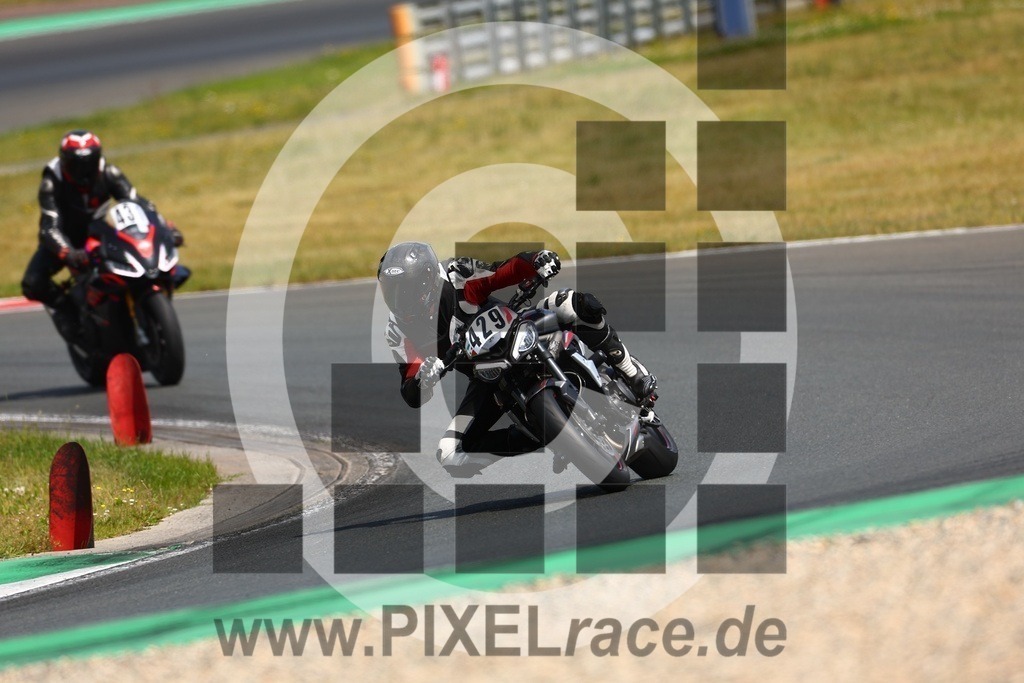 0429-20250616_01603 | Schöne Erinnerungen an spannende Momente - das festzuhalten ist unser Job. PIXELrace.de ist seit 2003 auf den Rennstrecken Europas unterwegs um die Action draußen beim Fahren und die wunderbare Stimmung imm Fahrerlager für euch einzufangen.
