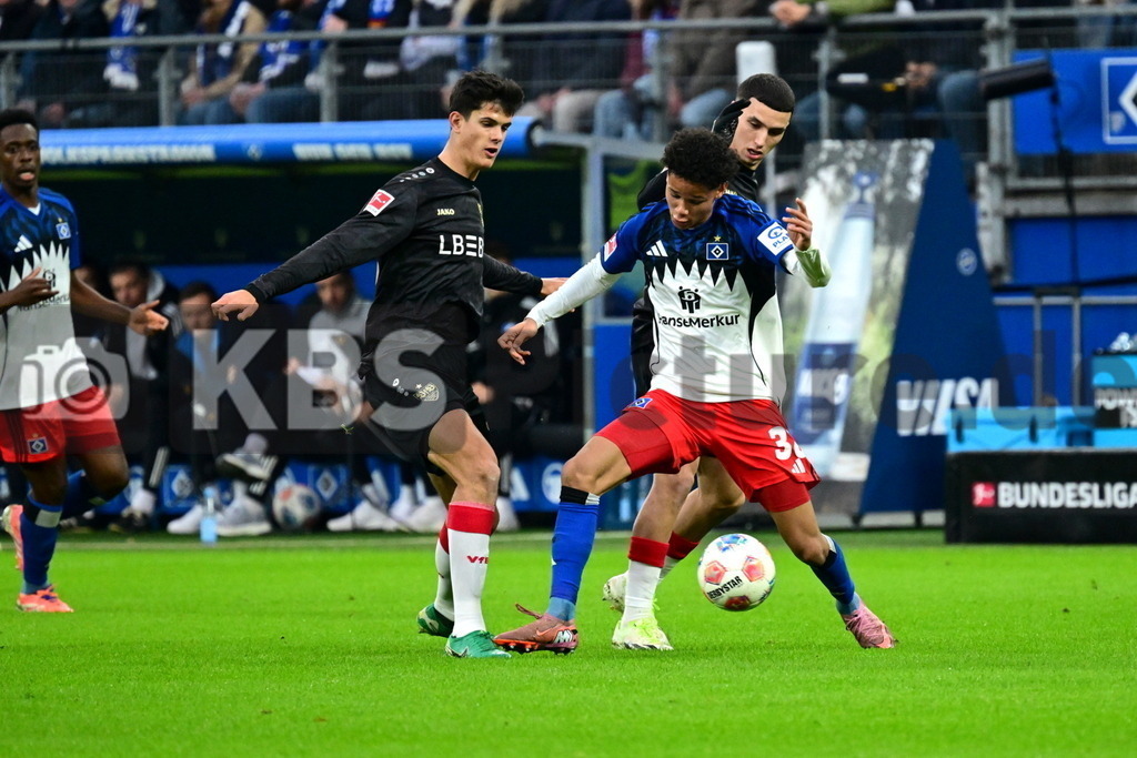 KBS Picture_HSV-Stuttgart_024 | v.l. Andres Baixauli Jose Maria (VfB Stuttgart) , Rossing-Lelesiit Alexander (HSV) , El Khannouss Bilal (VfB Stuttgart) ,Sportplatz :  Volksparkstadion, - Realisiert mit Pictrs.com