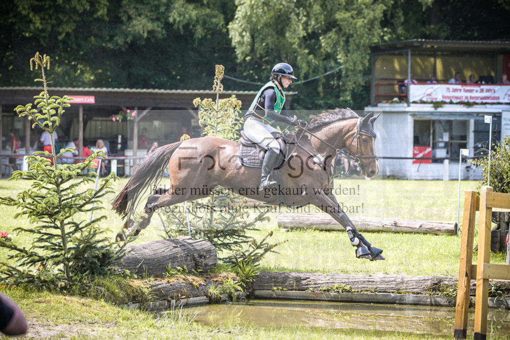 DOS_7863 | Entdecke hochwertige Reitturnierfotos von Foto Oger. Professionell, emotional und authentisch – jetzt Lieblingsmomente im Shop bestellen. - Realisiert mit Pictrs.com