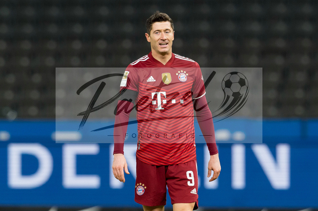 BSCFCB20220123_057 | Fussball, Herren: Robert Lewandowski (FC Bayern Muenchen) schaut bei dem Spiel der 1. Bundesliga zwischen Hertha BSC und FC Bayern Muenchen im Olypiastadion am 23.01.2022 in Berlin, Deutschland.DFB / DFL REGULATIONS PROHIBIT ANY USE OF PHOTOGRAPHS AS IMAGE SEQUENCES AND/OR QUASI-VIDEO. - Realisiert mit Pictrs.com