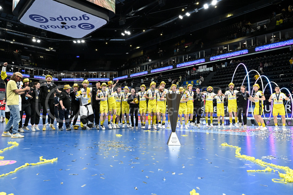 Zug United - HC Rychenberg - 25. April 2026 | Die HCR-Spieler singen mit den Fans ihr Siegerlied am L-UPL Superfinal-Spiel zwischen Zug United und HC Rychenberg am 25. April 2026 in der BCF Arena, Fribourg, Schweiz.Bild: Sportfotografie Markus Aeschimann | www.markus-aeschimann.ch - Realisiert mit Pictrs.com