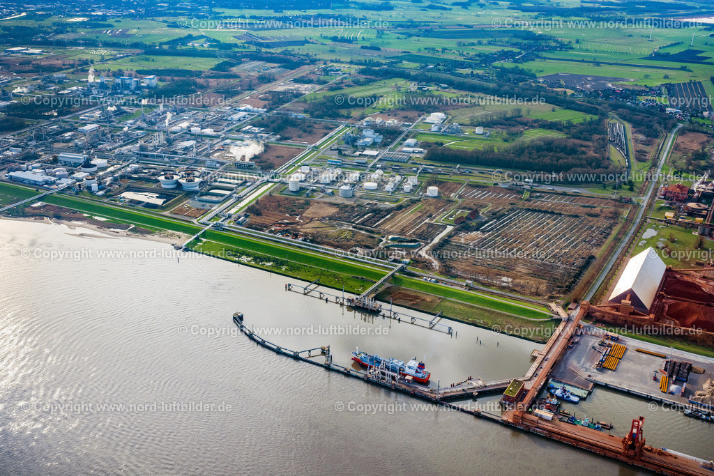 Stade_Bützfleth_LNG_Terminal_Baustelle_ELS_3534040223 | STADE 04.02.2023 Baustellen zum Ausbau der Wasserbrücke mit Leitungssystemen des LNG Erdgas und Flüssiggas- Terminal und Entladekai und AOS Raffinerie- Werksgelände an der Straße Am Seehafen im Ortsteil Bützfleth in Stade im Bundesland Niedersachsen, Deutschland. Weiterführende Informationen bei: AOS Aluminium Oxid Stade GmbH,  Dow Deutschland Anlagengesellschaft mbH,  Hafenbetriebs GmbH & Co. KG,  Hanseatic Energy Hub GmbH. // Construction site of Water bridge with line systems of the LNG natural gas and liquid gas terminal and unloading quay and AOS Raffinerie- Werksgelaende on street Am Seehafen in the district Buetzfleth in Stade in the state Lower Saxony, Germany. Further information at: AOS Aluminium Oxid Stade GmbH,  Dow Deutschland Anlagengesellschaft mbH,  Hafenbetriebs GmbH & Co. KG,  Hanseatic Energy Hub GmbH. Foto: Martin Elsen