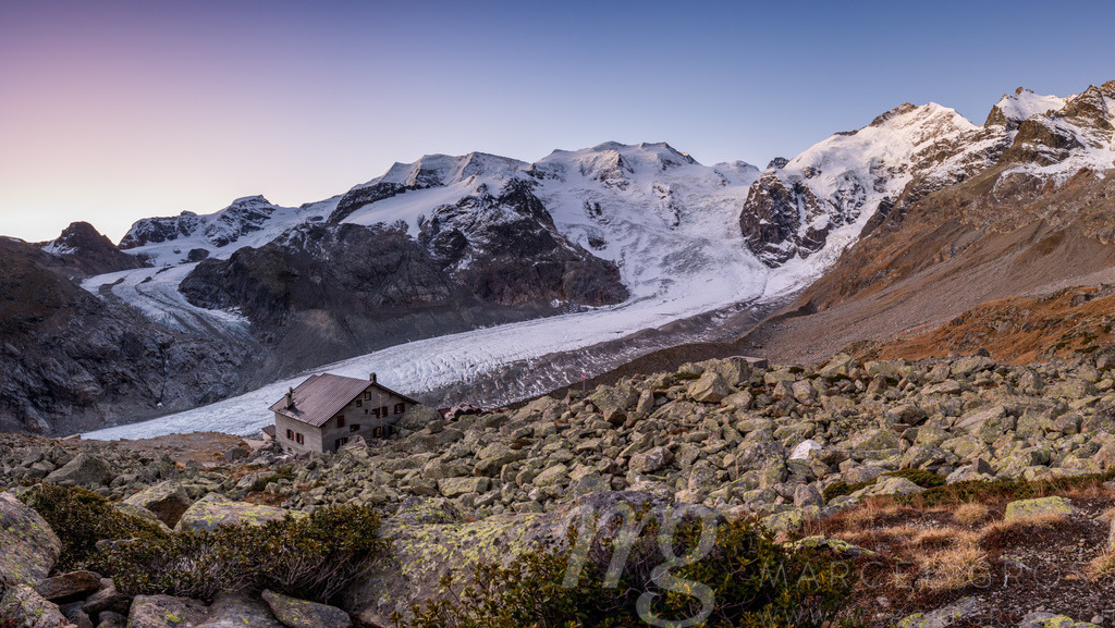 Boval Hütte SAC vor Sonnenaufgang mit Morteratschgletscher und Bernina-Massiv, Pontresina, Schweiz | capture of the Boval Hut of the Swiss Alpine Club SAC in Val Morteratsch, Engadin - Realisiert mit Pictrs.com