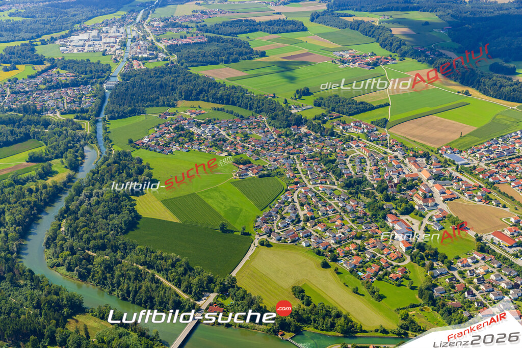 Luftaufnahme der Stadt Tacherting - Die Luftaufnahme wurde 2025 vom UL-Flugzeug heraus erstellt ( keine Drohne ) - Hochauflösende Luftaufnahme - für professionelle Ausdrucke geeignet. Die Geschenkidee !Mit Lizenz und Bildrechte bestellbar