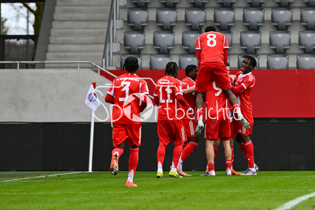 FC Bayern München - Berliner Athletik Klub | MUNICH, GERMANY - 21. FEBRUARY: Jubel der Bayern nach dem Treffer zum 1-o durch Michael MATOSEVIC (FC Bayern München U19 10) / Tor / Torschuetze / Freude / Happy während dem Spiel zwischen der U19 des FC Bayern München und der U19 des Berliner Athletik Klubs am 3. Spieltag der DFB-U19 Nachwuchsliga am FC Bayern Campus