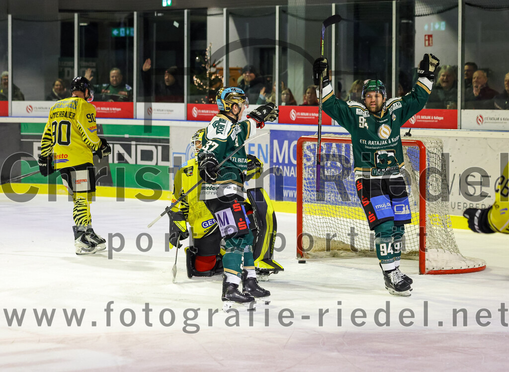 2025-12-28_158_TSV_Erding_gegen_onesto_Tigers_Bayreuth | Erding, Deutschland, 28.12.2025:Eishockey, Oberliga Süd 2025 / 2026, 31. Spieltag, TSV Erding gegen onesto Tigers Bayreuth, Endergebnis: 6:5 n.V.Torwart Maximilian Meier (onesto Tigers Bayreuth, #30), Thomas Matheson (Erding Gladiators, #37), Markus Eberhardt (Erding Gladiators, #94)Foto: Christian Riedel / fotografie-riedel.net